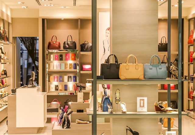 Auf dem Bild befindet sich ein Schaufenster eines Lederwaren-Geschäfts. Im Schaufenster befinden sich handtaschen.